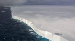 Inquiétant : le plus grand iceberg du monde se déplace pour la première fois !