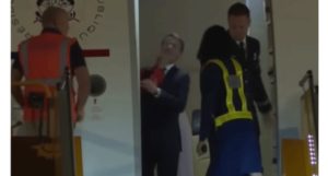 Macron « giflé » par sa femme : « Nous plaisantions ! »