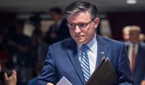 La visite de Mike Johnson en Cisjordanie occupée provoque la colère des responsables palestiniens