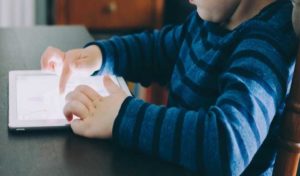 Protection de l’enfance numérique : la Tunisie renforce ses mesures 2025