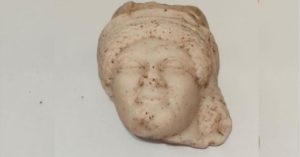 Screenshot_20251105-223049_Facebook Carthage : découverte d’un rare masque en albâtre datant du IVᵉ siècle avant J.-C. au site de Tophet