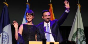 Zohran Mamdani et sa femme Moment historique aux États-Unis : à 34 ans, Zohran Mamdani devient le premier maire socialiste musulman de New York