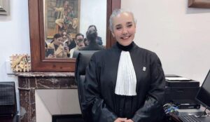 Photo du jour : Sonia Dahmani réapparaît en robe d’avocate après sa libération conditionnelle