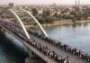 Photo du jour en Iran : des citoyens unis en chaîne humaine pour sauver un pont vieux de 1 300 ans
