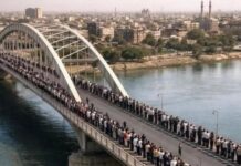 Photo du jour en Iran : des citoyens unis en chaîne humaine pour sauver un pont vieux de 1 300 ans