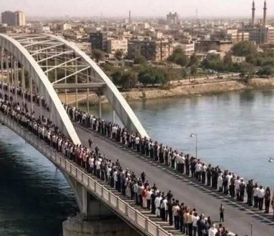 Photo du jour en Iran : des citoyens unis en chaîne humaine pour sauver un pont vieux de 1 300 ans